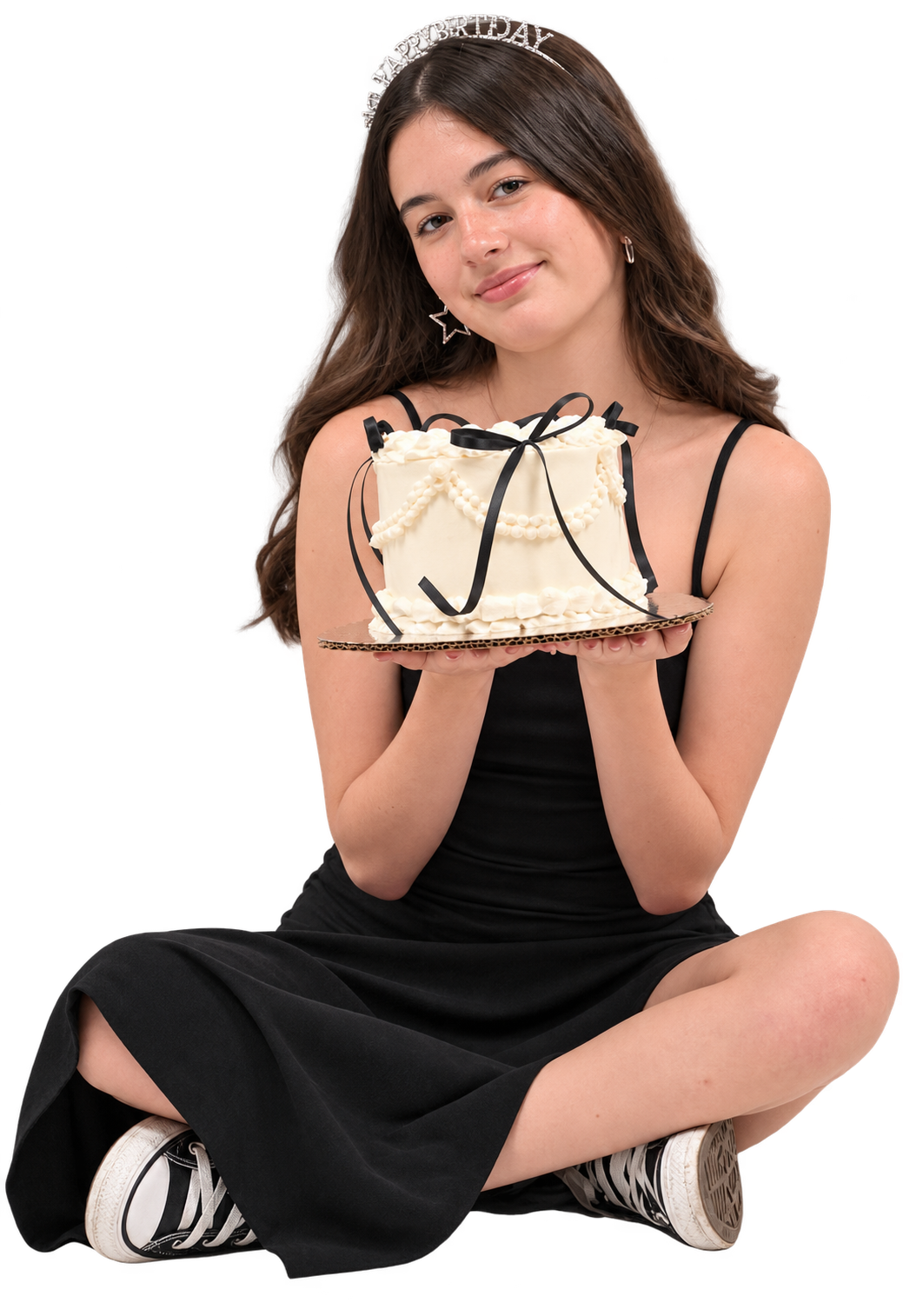 Valentina sentada sosteniendo su pastel